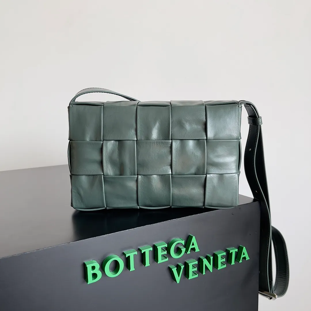 Batch 1680 𝒃𝒐𝒕𝒕𝒆𝒈𝒂 𝒗𝒆𝒏𝒆𝒕𝒂-New style 𝒄𝒂𝒔𝒔𝒆𝒕𝒕𝒆 The new cassette is really for both men and women🉑️, the leather surface is changed from lamb to waxed calfskin, the gloss is💯, the shoulder straps are matched with classic triangle elements, exquisite and fashionable, a street photography artifact (ps: super practical‼️)🌈Only the highest-end in the market, welcome to compare🆚 Size: 23*15*5cm.      Model: 667298